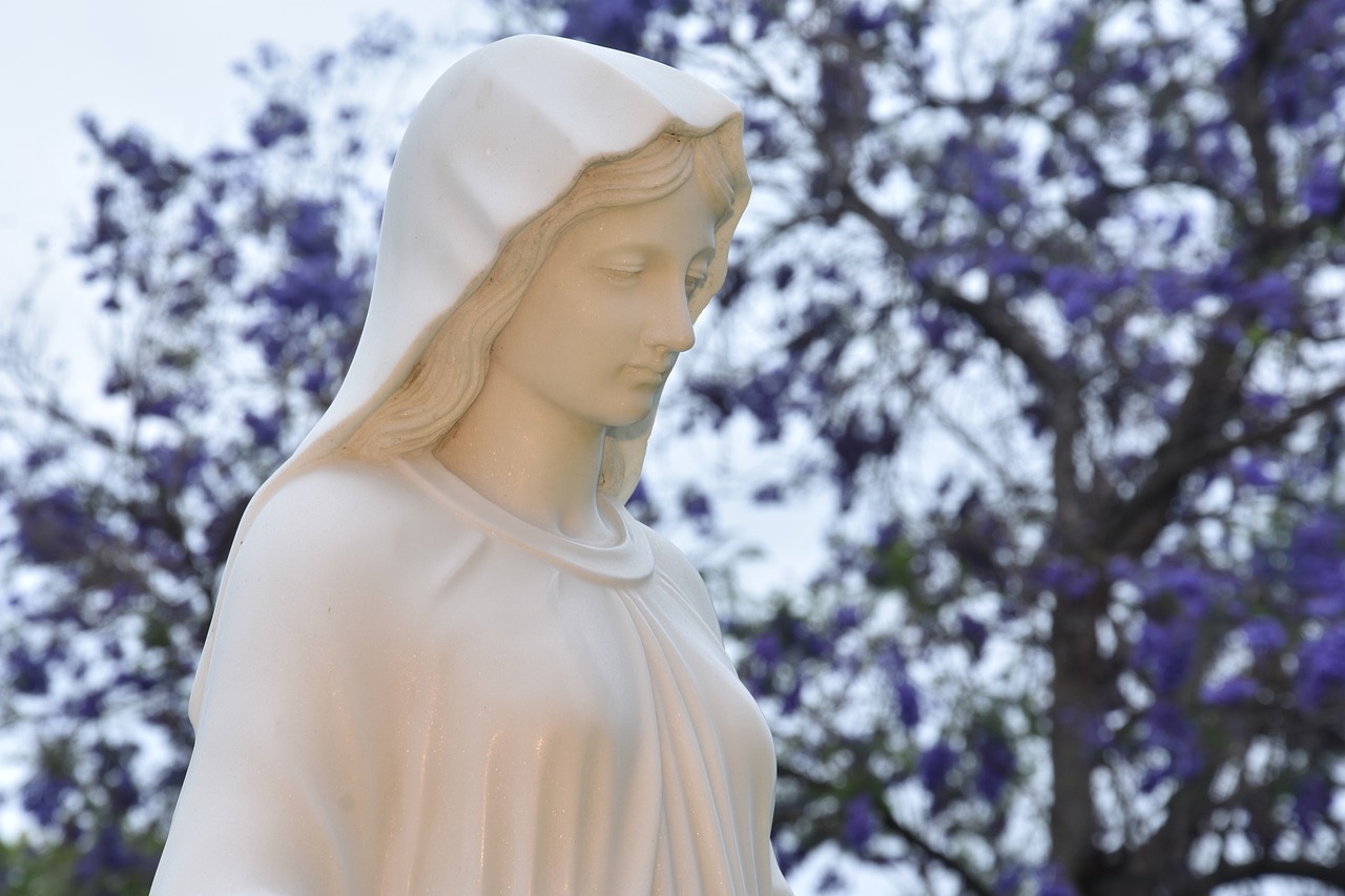 Offer your day with Mary at your side